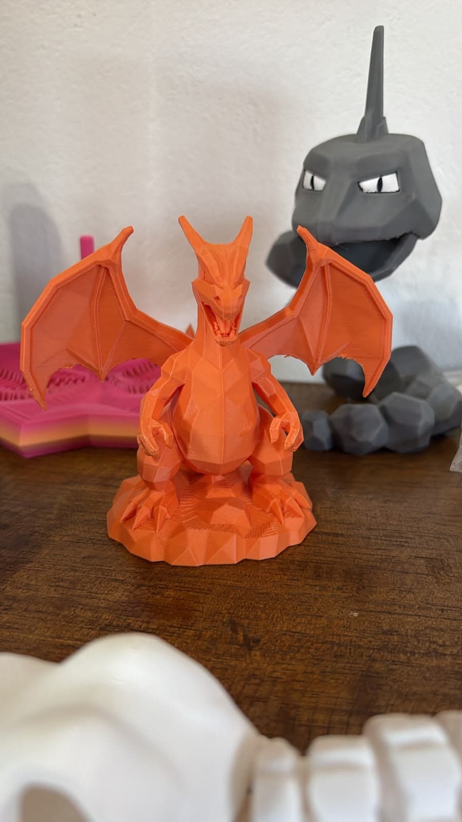 Charizard impresso em 3D sobre uma bancada